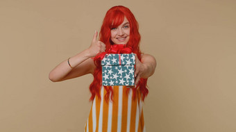红色头发的人姜女孩展示生日礼物盒子提供包装现在职业生涯奖金庆祝