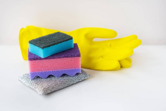准备清洁房子浴巾橡胶手套刮板清洁清洁概念
