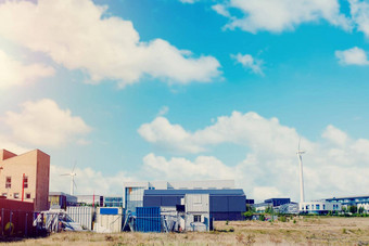 风涡轮中间工业房地产源可再生能源蓝色的天空背景