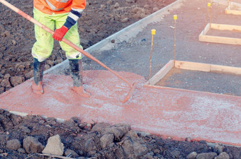 混凝土工传播倒混凝土耙嘶嘶声建设工人水准测量有色混凝土模板