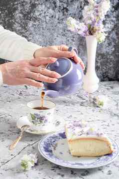生活黑色的茶奶酪蛋糕春天花束精致的淡紫色花