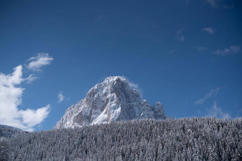 宽角的观点sassolungo春天覆盖雪阳光明媚的一天白云石山脉秋天加迪纳雪覆盖朗科菲尔南提<strong>洛</strong>尔