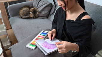 十几岁的亚洲女孩画图片家庭作业沙发首页