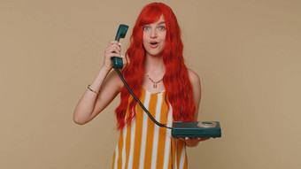 快乐的红色的头发女孩秘书会说话的《<strong>连线</strong>》杂志古董电话嘿调用回来