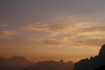 日落景观白云石山脉南蒂罗尔橙色天空黑色的山