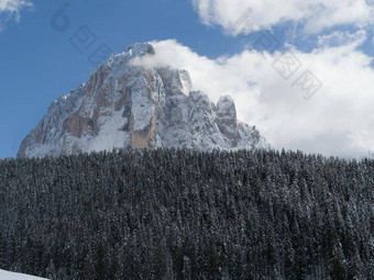 sassolungo春天覆盖雪阳光明媚的一天白云石山脉秋天加迪纳雪覆盖朗科菲尔南提洛尔