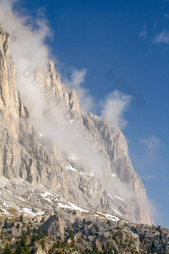 朗科菲尔云挂一边阳光明媚的一天朗科菲尔位于白云石山脉秋天加迪纳高阿迪杰