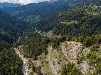 空中视图弯弯曲曲的路阿尔卑斯山脉完美的道路车手南提洛尔树山山背景