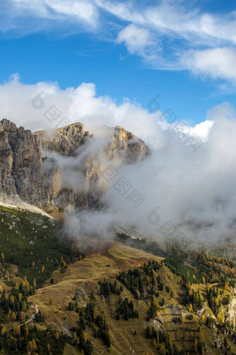 一步加迪纳白云石山脉秋天加迪纳科尔瓦拉美丽的白云石山意大利阿尔卑斯山脉