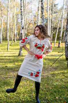 美丽的女人乌克兰国家传统的服装衣服跳舞森林
