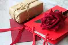 前视图礼物盒子信封玫瑰花白色背景