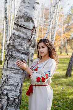 美丽的女人乌克兰国家传统的服装衣服森林