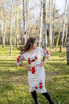 美丽的女人乌克兰国家传统的服装衣服跳舞森林