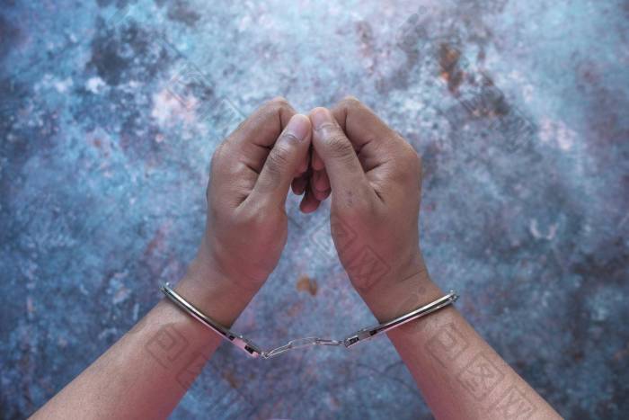 男人的手思想上的桎梏黑色的背景图片-包图网企业站