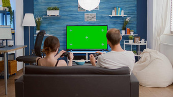 夫妇游戏玩家支出免费的时间玩快节奏控制台行动游戏绿色屏幕