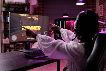 女人彩带玩视频游戏比赛电脑