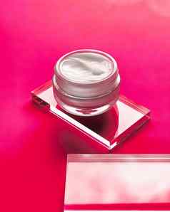 脸奶油保湿霜Jar玻璃粉红色的背景美产品护肤品化妆品科学