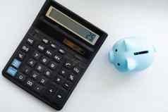 皮吉银行计算器特写镜头蓝色的柔和的背景计算家庭预算储蓄极简主义