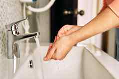 女孩洗手肥皂防止冠状病毒
