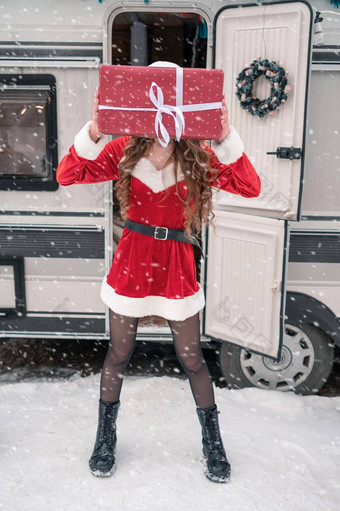 美女孩圣诞老人服装冬天营地