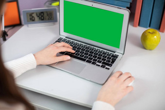 绿色屏幕女孩类型键盘左手运营鼠标手