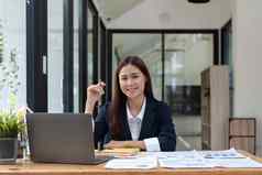 肖像微笑美丽的业务亚洲女人工作现代办公室桌子上电脑业务人员工自由在线市场营销电子商务电话销售概念