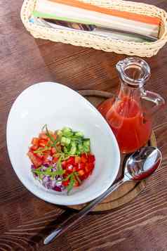美味的开胃的夏天番茄汤泥西班牙冷汤西红柿黄瓜服务碗