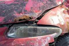 破碎的头灯结果碰撞破碎的红色的车事故车事故概念损坏的紧急头灯罩保险杠损害车身体事故