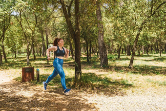 年轻的女运动员培训慢跑公共公园身体健康的运动员练习体育运动在户外健康健康生活方式