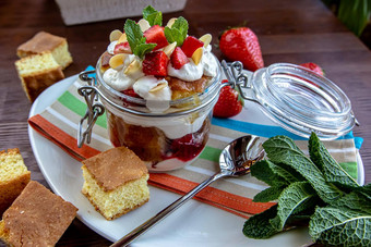 分层甜点巧克力海绵蛋糕生奶油ricotta新鲜的草莓玻璃碗蛋糕美味的美食早餐