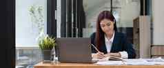 业务会计亚洲女人计算器数学金融木桌子上办公室业务工作背景税会计统计数据分析研究概念