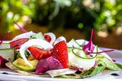 夏天草莓黄瓜沙拉生菜羊奶酪杏仁健康的食物