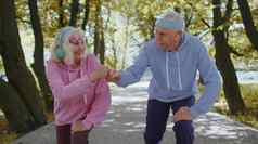 运动健身高级上了年纪的体育运动跑步者男人。女人培训有氧运动锻炼公园早....