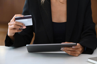 女商人持有信贷卡数字平板电脑在线购物电子商务互联网银行概念