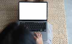 女人移动PC空白模拟白色空屏幕打字电脑首页模型Copyspace显示工作搜索研究在线购物网站页面电子银行肩膀视图
