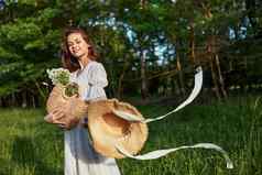 美丽的快乐女人柳条篮子完整的花走自然夏天衣服