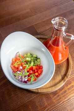 美味的开胃的夏天番茄汤泥西班牙冷汤西红柿黄瓜服务碗
