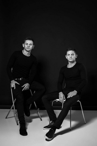 休闲双胞胎兄弟工作室拍摄黑色的白色摄影