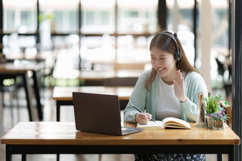 电子<strong>学习</strong>在线教育互联网社会距离保护科维德病毒概念亚洲女人<strong>学生</strong>视频会议电子<strong>学习</strong>老师移动PC电脑首页