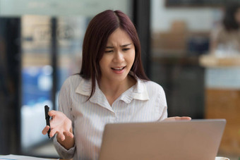 肖像亚洲业务女人担心市场<strong>营销</strong>计划<strong>年会</strong>说话的客户