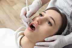 年轻的女人牙科检查牙科诊所牙医检查病人牙齿牙科镜子