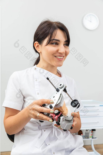 牙医持有牙科发音之人或物牙科石膏假肢模型牙科实验室