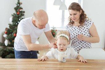 妈妈。<strong>父亲帮助</strong>把耳蜗植入物充耳不闻婴儿女儿圣诞节生活房间听力援助创新医疗技术治疗耳聋概念