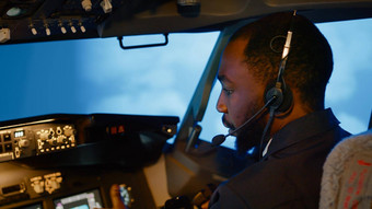 非洲美国副驾驶员飞机命令飞飞机