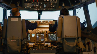 飞机队长女人副驾驶员修复高度指示板