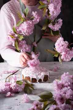 女人装修自制的复活节蛋糕粉红色的樱花花春天开花