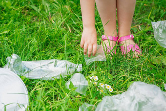 手孩子清洗绿色草塑料垃圾
