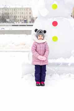 肖像可爱的婴儿女孩雪小镇