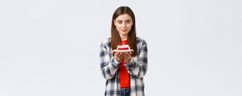 人生活方式假期庆祝活动情绪概念梦幻华丽的年轻的女人庆祝生日持有生日蛋糕基斯蜡烛微笑种类相机