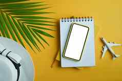 聪明的电话他笔记本绿色叶热带棕榈黄色的背景旅行夏天假期概念